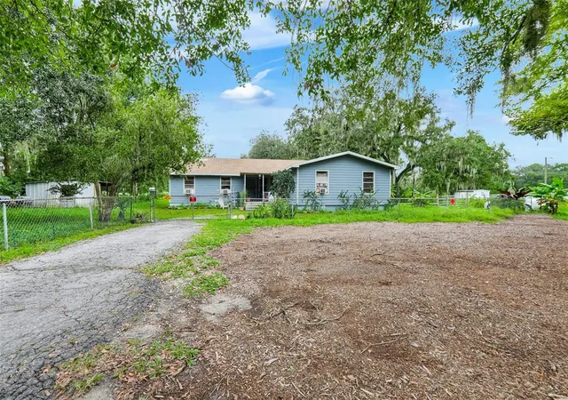 Photo 4 of Single family home for sale at 215 John Carroll Rd E, Lakeland, FL 33801 | MLS# O6447306 | Listing updated on 2026-10-10