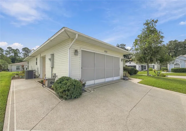 Photo 2 of Single family home for sale at 32802 Crooked Oaks Ln, Leesburg, FL 34748 | MLS# G5118657 | Listing updated on 2026-10-08
