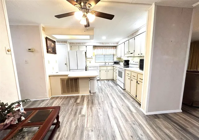 Photo 4 of Manufactured home for sale at 310 Martin Dr, Lakeland, FL 33809 | MLS# L4965557 | Listing updated on 2026-10-08