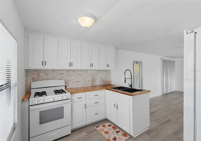 Photo 2 of Manufactured home for sale at 10004 Hamp Dr, Dade City, FL 33525 | MLS# TB8555039 | Listing updated on 2026-10-06