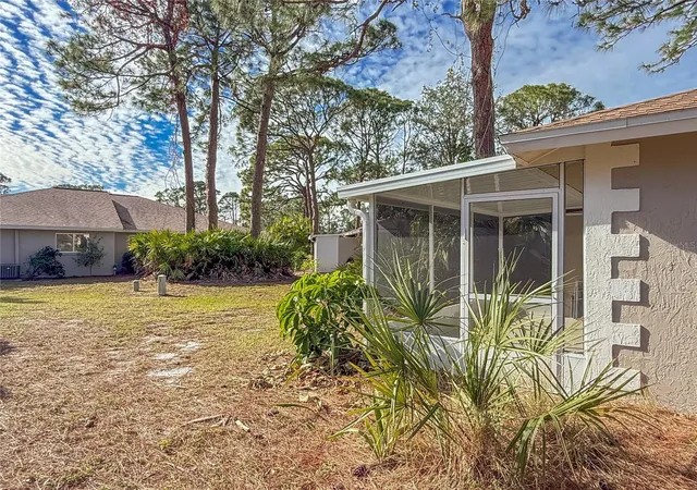Photo 3 of House for sale at 727 N Jefferson Ave #727, Sarasota, FL 34237 | MLS# A4708527 | Listing updated on 2026-10-07