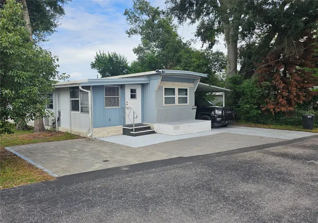 Photo 3 of Manufactured home for sale at 37433 Hammond Dr, Zephyrhills, FL 33541 | MLS# TB8555073 | Listing updated on 2026-10-06