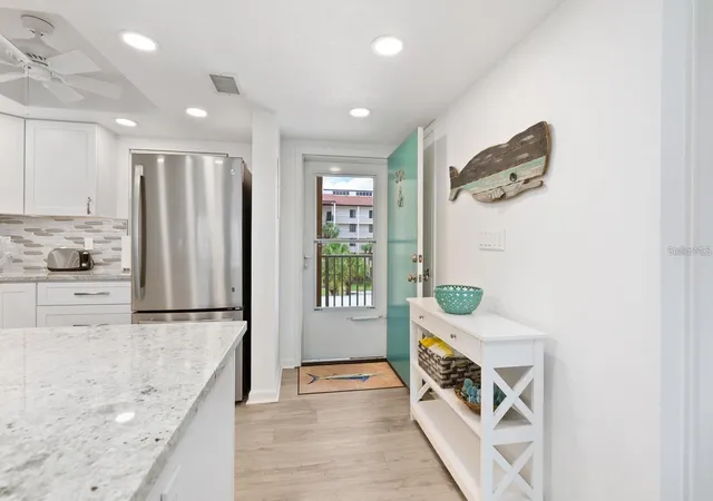 Photo 4 of Condo for sale at 1250 N Portofino Dr #304, Sarasota, FL 34242 | MLS# A4708535 | Listing updated on 2026-10-08