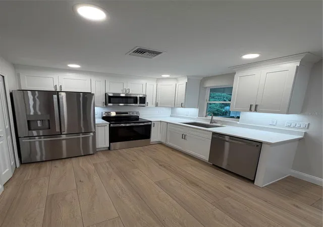 Photo 3 of Single family home for sale at 1784 Lake Harney Rd, Geneva, FL 32732 | MLS# O6447384 | Listing updated on 2026-10-26