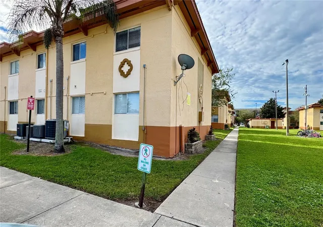 Photo 4 of Condo for sale at 719 Wyman Ct #B, Orlando, FL 32809 | MLS# O6447391 | Listing updated on 2026-10-08