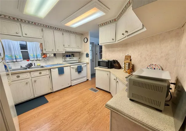 Photo 4 of Manufactured home for sale at 108 Mango Cvs, Leesburg, FL 34748 | MLS# G5118668 | Listing updated on 2026-10-08