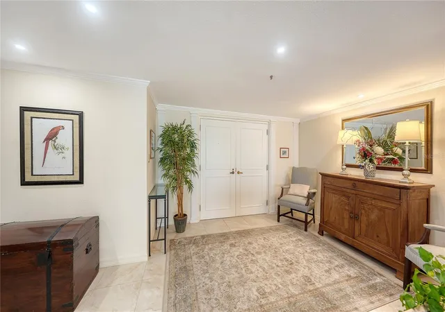 Listing Photo 4 - Condo for sale in building located at 99 Sunset Dr, Sarasota, FL 34236 - Unit #401