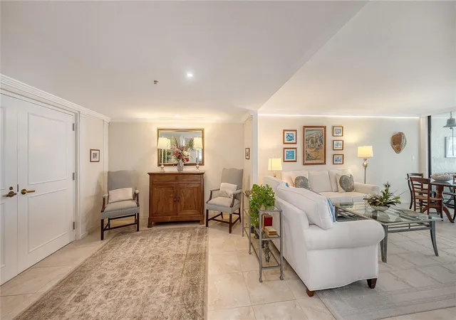Listing Photo 5 - Condo for sale in building located at 99 Sunset Dr, Sarasota, FL 34236 - Unit #401