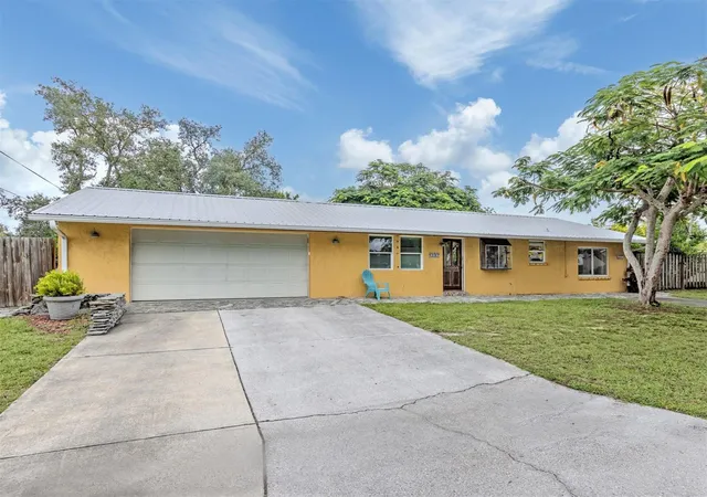 Photo 1 of Single family home for sale at 990 Florence St, Nokomis, FL 34275 | MLS# N6146069 | Listing updated on 2026-10-06