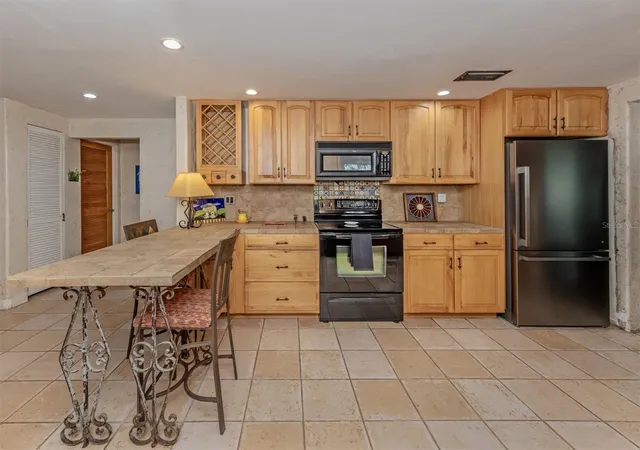 Photo 3 of Single family home for sale at 990 Florence St, Nokomis, FL 34275 | MLS# N6146069 | Listing updated on 2026-10-06