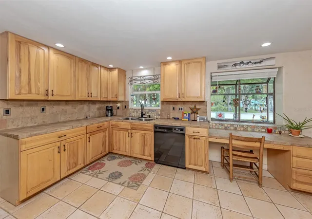Photo 3 of Single family home for sale at 990 Florence St, Nokomis, FL 34275 | MLS# N6146069 | Listing updated on 2026-10-06
