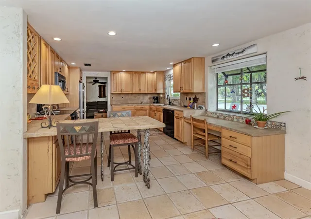Photo 4 of Single family home for sale at 990 Florence St, Nokomis, FL 34275 | MLS# N6146069 | Listing updated on 2026-10-06