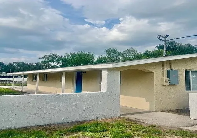 Photo 2 of Single family home for sale at 402 W Tever St, Plant City, FL 33563 | MLS# L4965562 | Listing updated on 2026-10-06