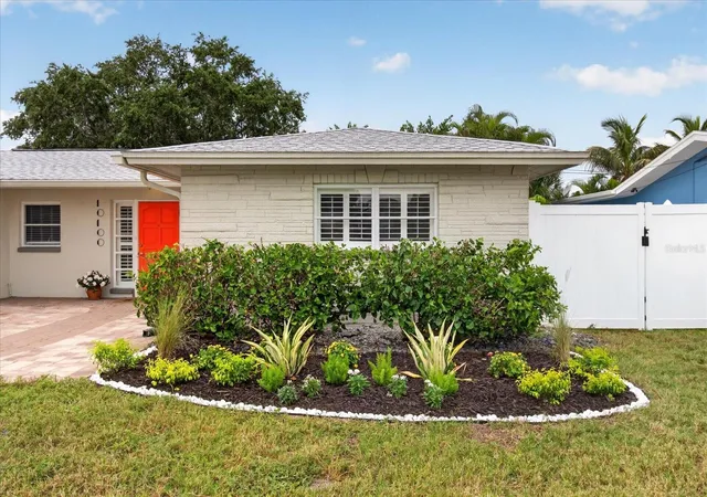 Photo 3 of Single family home for sale at 10100 Paradise Blvd, Treasure Island, FL 33706 | MLS# TB8555177 | Listing updated on 2026-10-07