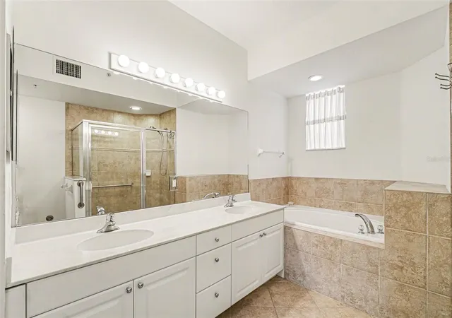 Listing Photo 5 - Condo for sale in building located at 4683 Clb Dr, PORT CHARLOTTE, FL 33953 - Unit #101