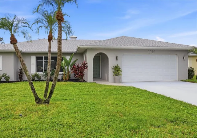 Photo 3 of Single family home for sale at 1010 Malibu Ct, Venice, FL 34293 | MLS# A4708592 | Listing updated on 2026-10-08
