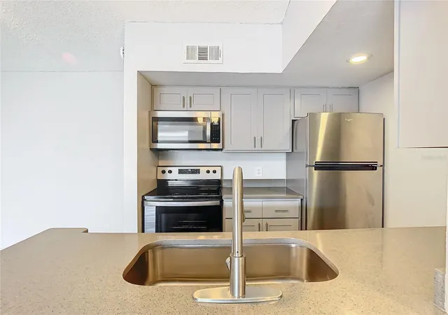 Photo 4 of Condo for sale at 5144 Conroy Rd #35, Orlando, FL 32811 | MLS# O6447485 | Listing updated on 2026-10-06