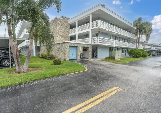 Photo 3 of Condo for sale at 4715 Bay St Ne #330, Saint Petersburg, FL 33703 | MLS# W7890116 | Listing updated on 2026-10-09