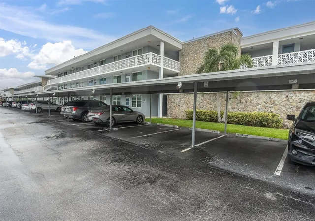 Photo 3 of Condo for sale at 4715 Bay St NE #330, Saint Petersburg, FL 33703 | MLS# W7890116 | Listing updated on 2026-10-10