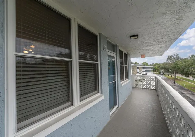 Photo 4 of Condo for sale at 4715 Bay St NE #330, Saint Petersburg, FL 33703 | MLS# W7890116 | Listing updated on 2026-10-10