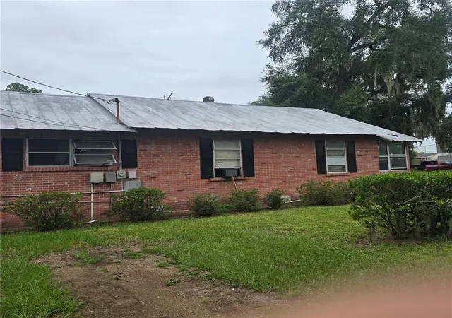 Photo 4 of Single family home for sale at 1801 W Granfield Ave, Plant City, FL 33563 | MLS# TB8555318 | Listing updated on 2026-10-07