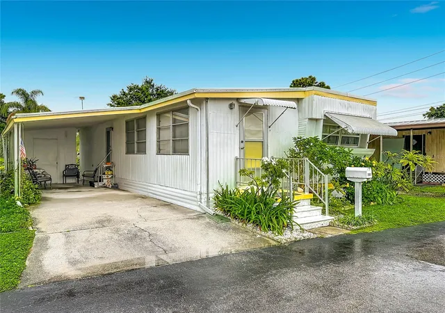 Photo 2 of Manufactured home for sale at 7490 46th Avenue N #101, Saint Petersburg, FL 33709 | MLS# S5158967 | Listing updated on 2026-10-10
