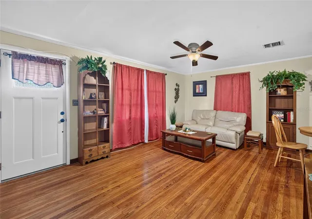 Photo 3 of Single family home for sale at 210 Nebraska Ave, Leesburg, FL 34748 | MLS# R4912111 | Listing updated on 2026-10-07