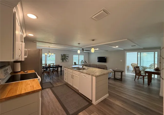 Photo 3 of Manufactured home for sale at 26 S Bobwhite Rd, Wildwood, FL 34785 | MLS# G5118703 | Listing updated on 2026-10-07