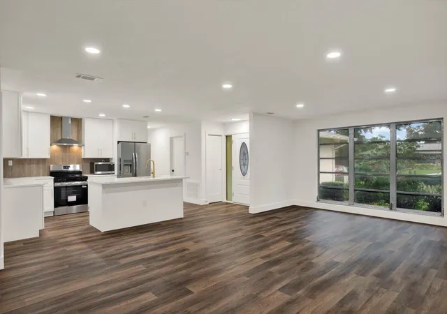 Photo 3 of Single family home for sale at 2661 Pebble Beach Dr, Clearwater, FL 33761 | MLS# TB8555397 | Listing updated on 2026-10-10