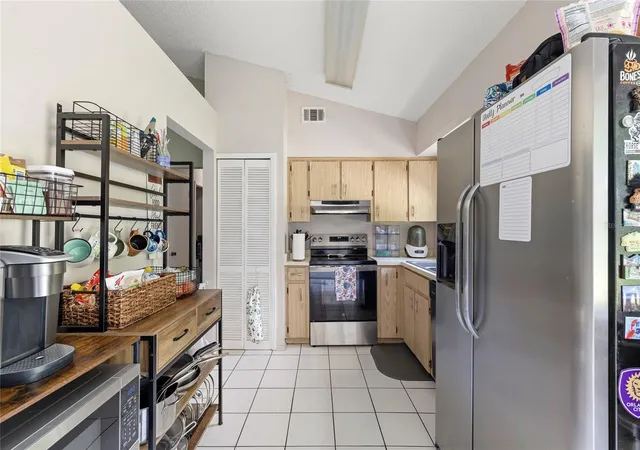 Photo 4 of Single family home for sale at 7805 Hyacinth Dr, Orlando, FL 32835 | MLS# O6447650 | Listing updated on 2026-10-20