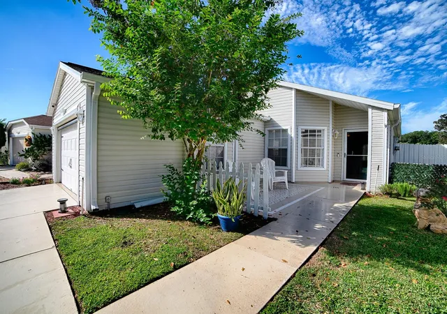 Photo 2 of Single family home for sale at 4952 Heron Run Cir, Leesburg, FL 34748 | MLS# G5118709 | Listing updated on 2026-10-07
