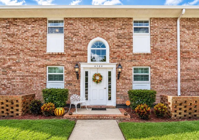 Photo 3 of Condo for sale at 4386 Lake Underhill Rd #20C7, Orlando, FL 32803 | MLS# O6447672 | Listing updated on 2026-10-07