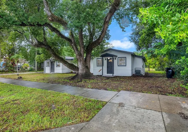 Photo 3 of Single family home for sale at 842 Dennis Ave, Orlando, FL 32807 | MLS# S5158977 | Listing updated on 2026-10-07