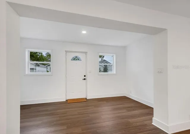 Photo 4 of Single family home for sale at 842 Dennis Ave, Orlando, FL 32807 | MLS# S5158977 | Listing updated on 2026-10-07