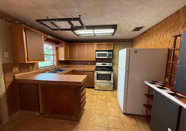 Photo 3 of Single family home for sale at 141 N Edgemon Ave, Winter Springs, FL 32708 | MLS# O6447685 | Listing updated on 2026-10-07