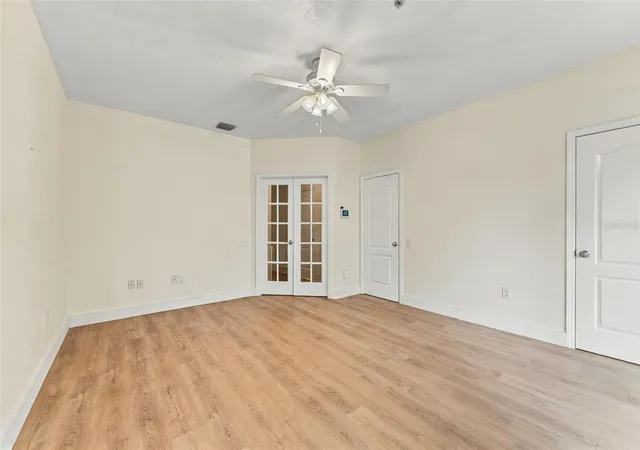 Photo 3 of Townhouse for sale at 3121 Bayshore Oaks Dr, Tampa, FL 33611 | MLS# TB8555464 | Listing updated on 2026-10-11