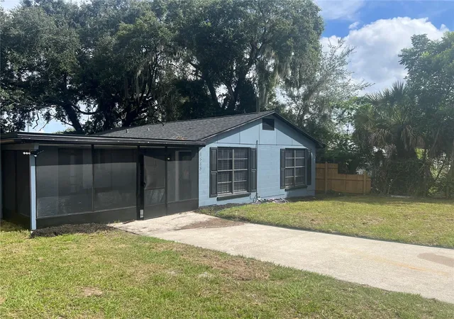 Single family home for sale at 1518 Crest Ave, LEESBURG, FL 34748 | MLS# G5118722