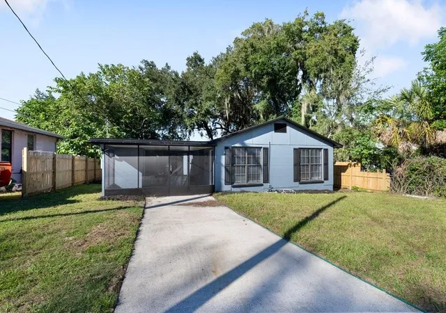 Photo 2 of Single family home for sale at 1518 Crest Ave, Leesburg, FL 34748 | MLS# G5118722 | Listing updated on 2026-10-20