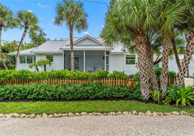 Photo 1 of Single family home for sale at 4095 N Beach Rd, Englewood, FL 34223 | MLS# A4708706 | Listing updated on 2026-10-26
