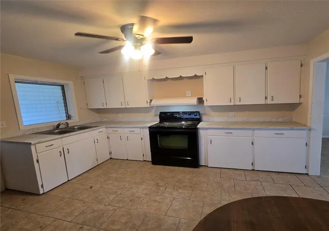 Photo 4 of Single family home for sale at 1803 W Granfield Ave, Plant City, FL 33563 | MLS# TB8555539 | Listing updated on 2026-10-09