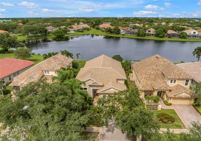 Photo 4 of Single family home for sale at 9724 Sago Point Dr, Seminole, FL 33777 | MLS# TB8555564 | Listing updated on 2026-10-07