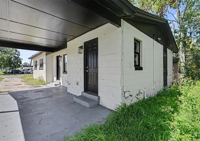 Photo 3 of Single family home for sale at 425 Walnut St, Daytona Beach, FL 32114 | MLS# TB8555620 | Listing updated on 2026-10-22