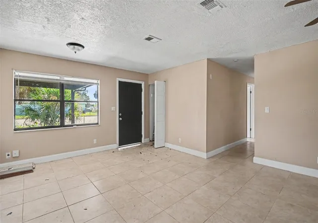 Photo 4 of Single family home for sale at 425 Walnut St, Daytona Beach, FL 32114 | MLS# TB8555620 | Listing updated on 2026-10-22