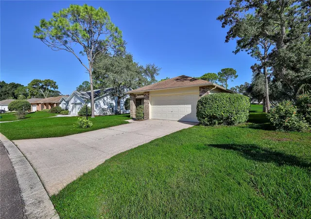 Photo 3 of Single family home for sale at 7103 Crown Oaks Dr, Spring Hill, FL 34606 | MLS# W7890150 | Listing updated on 2026-10-15