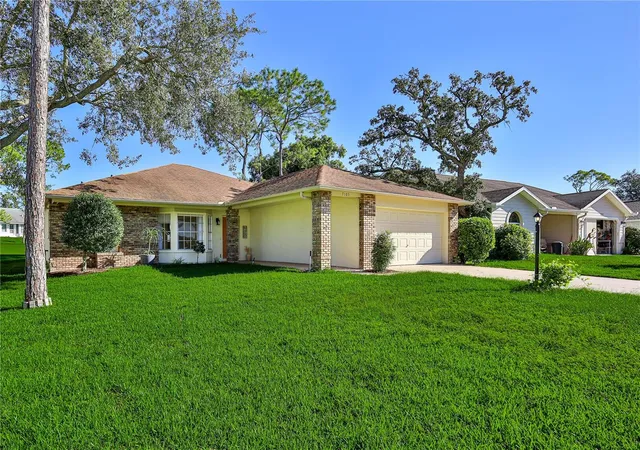 Photo 3 of Single family home for sale at 7103 Crown Oaks Dr, Spring Hill, FL 34606 | MLS# W7890150 | Listing updated on 2026-10-15