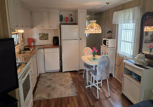 Photo 3 of Manufactured home for sale at 3323 Bonnie Dr, Ellenton, FL 34222 | MLS# A4708757 | Listing updated on 2026-10-08