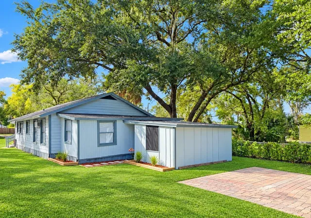 Photo 2 of House for sale at 1305 S Elliott St, Sanford, FL 32771 | MLS# O6447874 | Listing updated on 2026-10-30