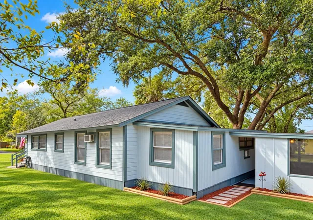 Photo 3 of House for sale at 1305 S Elliott St, Sanford, FL 32771 | MLS# O6447874 | Listing updated on 2026-10-30