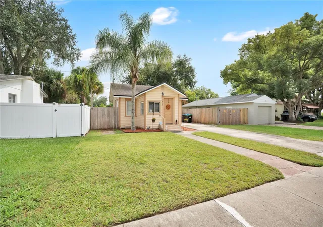 Photo 2 of Single family home for sale at 2615 Coolidge Ave, Orlando, FL 32804 | MLS# O6447881 | Listing updated on 2026-10-09