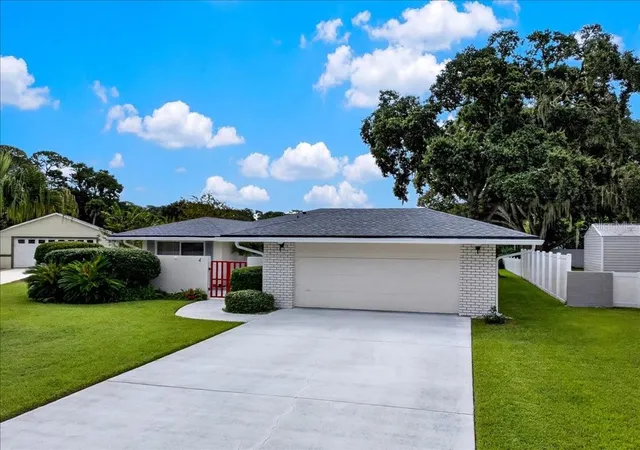 Photo 2 of Single family home for sale at 4 Cooper Ct, Palm Coast, FL 32137 | MLS# FC321970 | Listing updated on 2026-10-08